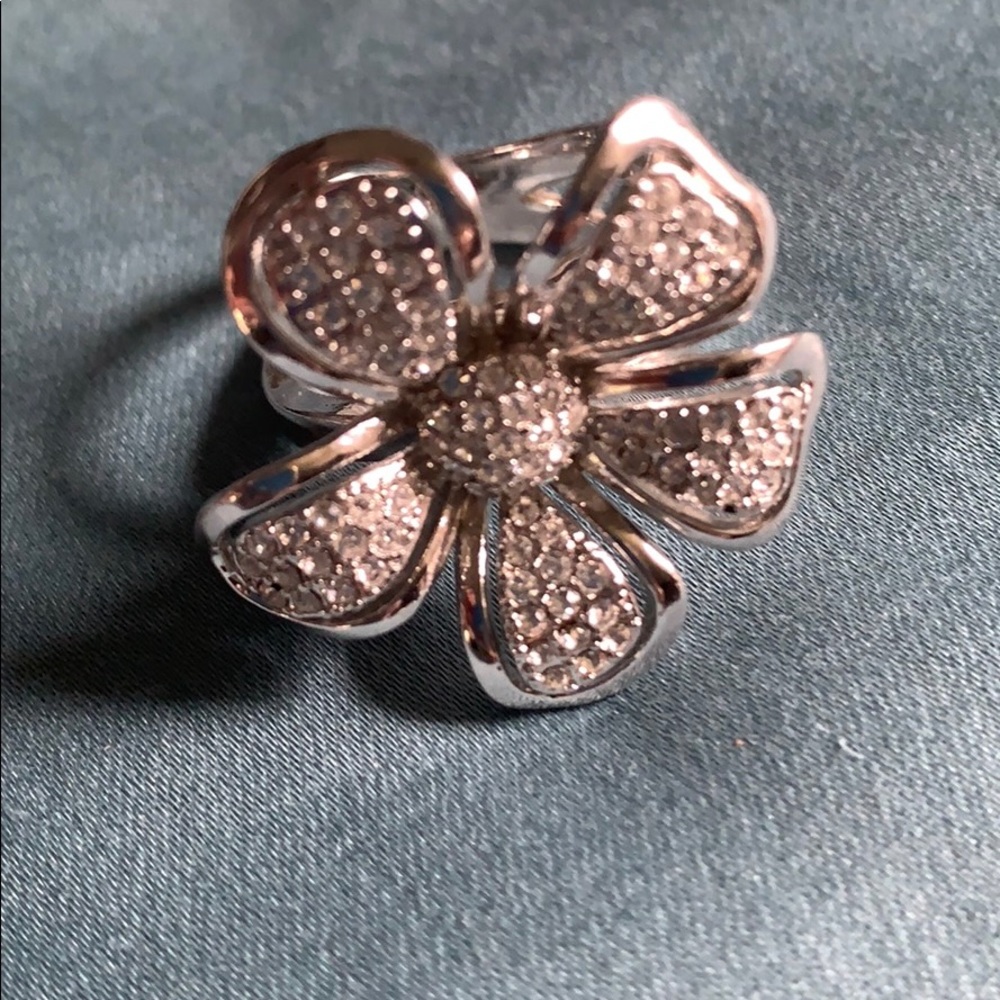 Flower fashion ring